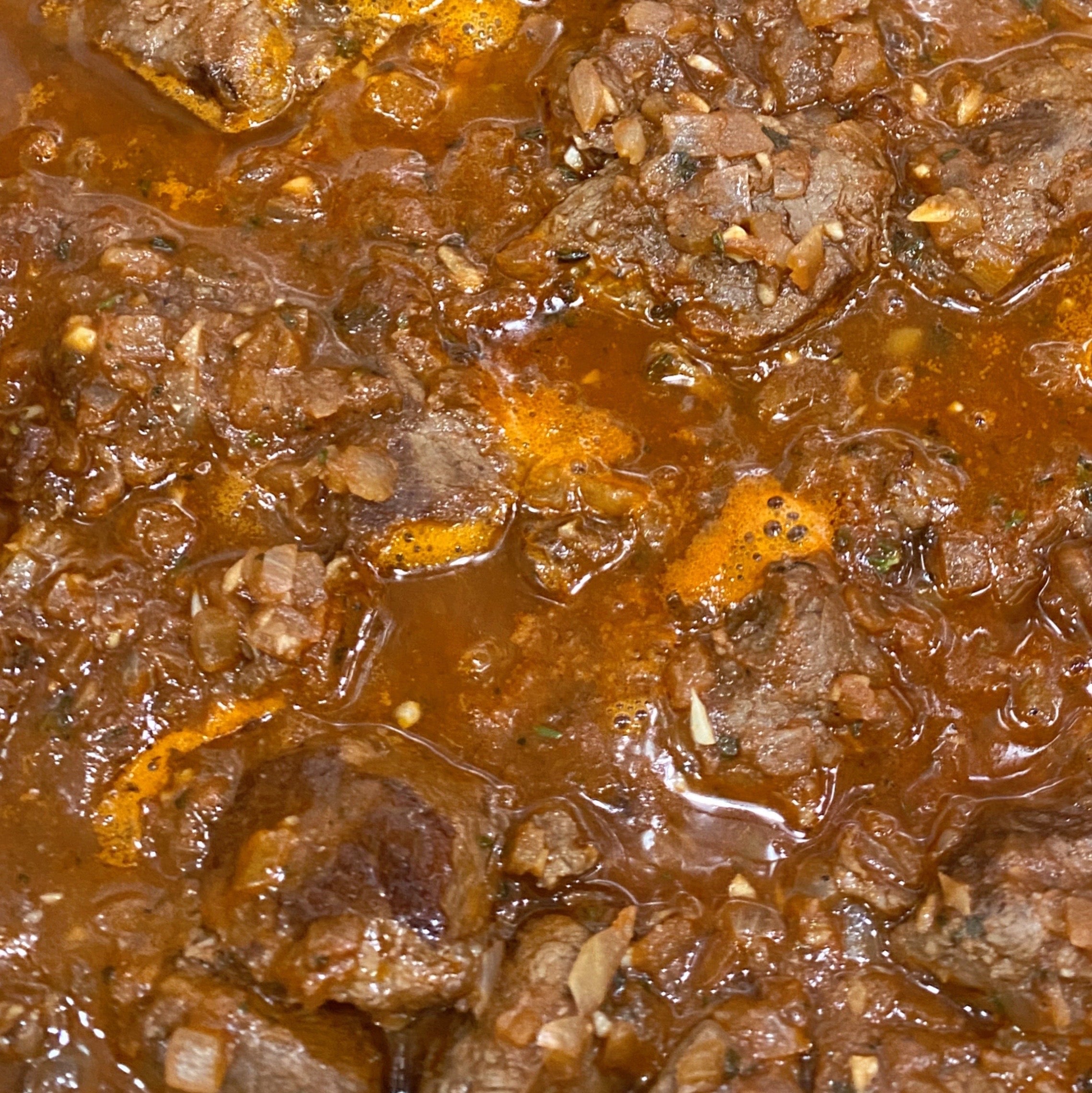 Slow-braised steak with a tomato and onion stew base